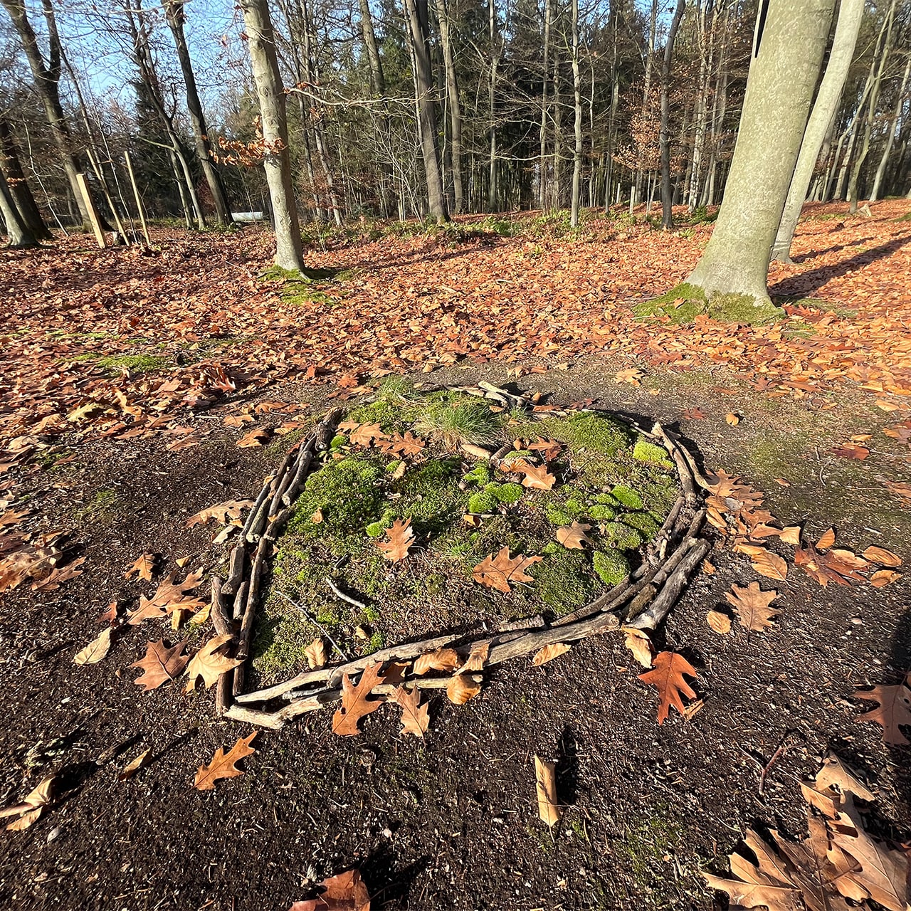 Herz mit Moos und Ästen auf Waldboden im winterlichen Buchenwald – Symbol für Stille, Trauer, Erinnerung, Abschied und Hoffnung © Uwe Alschner