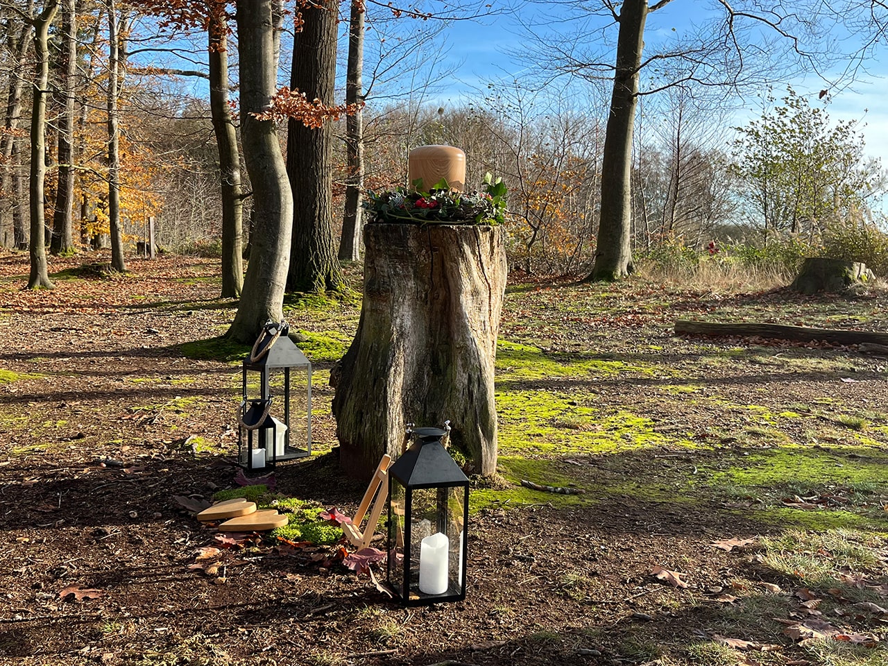 Urne im Kranz auf Naturaltar in herbstlicher Sonne - Symbol für würdevollen Abschied und stille Trauer, Hoffnung, Erinnerung und Schmerz © Uwe Alschner